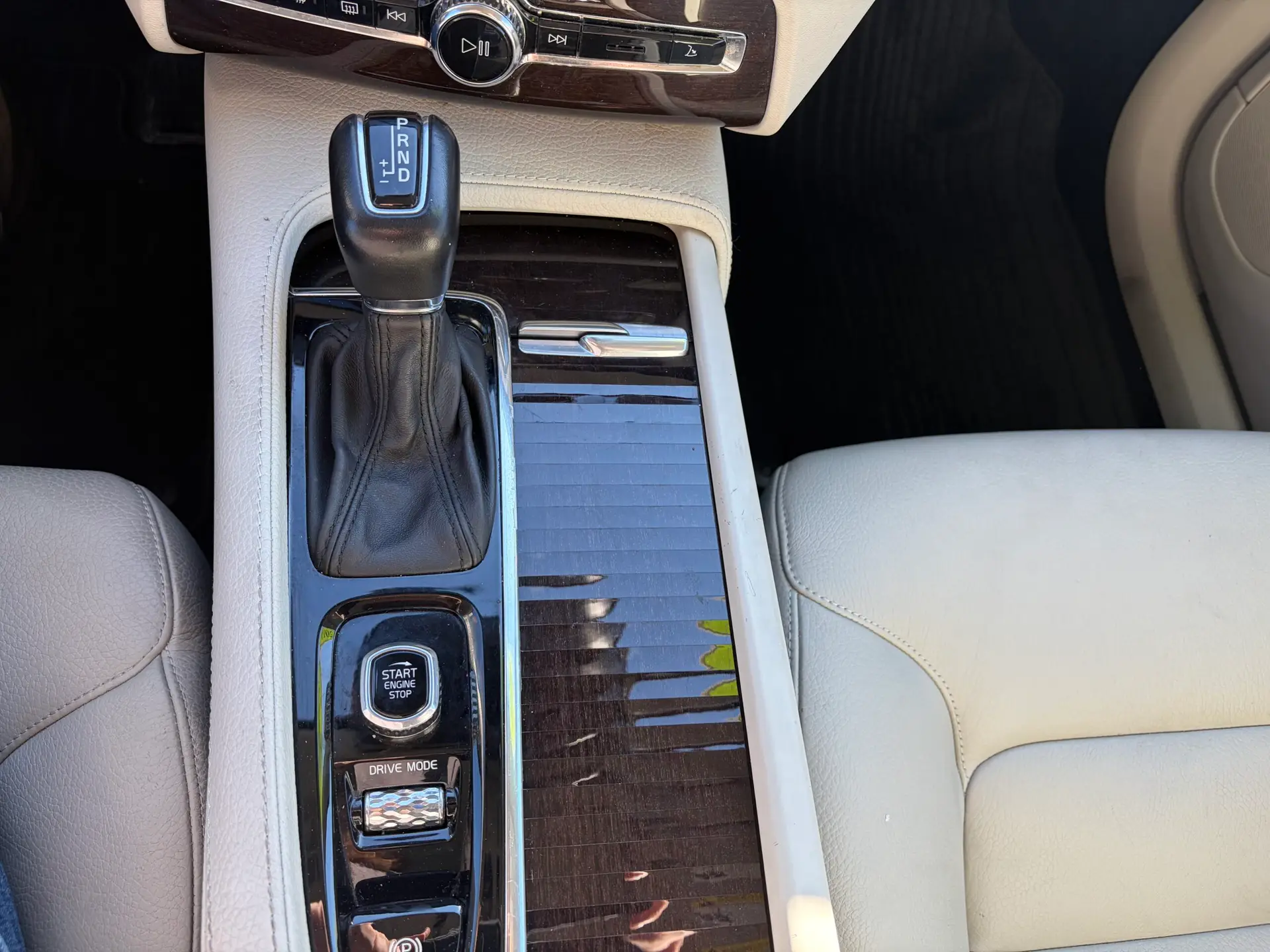 2019 Volvo XC90 T6 Momentum